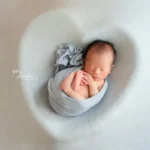 ニューボーンフォト_ハートに包まれる赤ちゃん