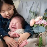 ニューボーンフォト赤ちゃんとおねえちゃんの姉弟写真