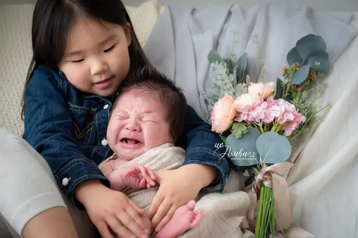 ニューボーンフォト赤ちゃんとおねえちゃんの姉弟写真
