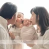 ニューボーンフォト_家族で新生児ときょうだいを囲むポートレート03
