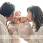 ニューボーンフォト_家族で新生児ときょうだいを囲むポートレート03