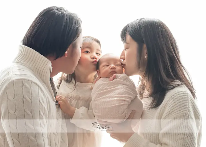 ニューボーンフォト_家族で新生児ときょうだいを囲むポートレート03