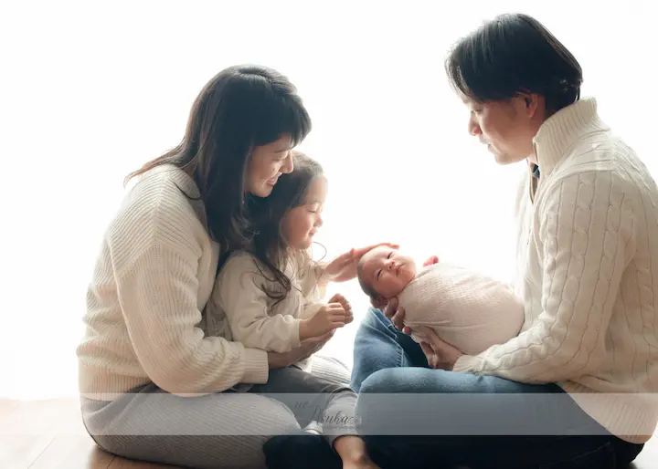 ニューボーンフォト_家族で新生児ときょうだいを囲むポートレート01