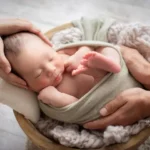 ニューボーンフォト_手に優しく包まれる新生児