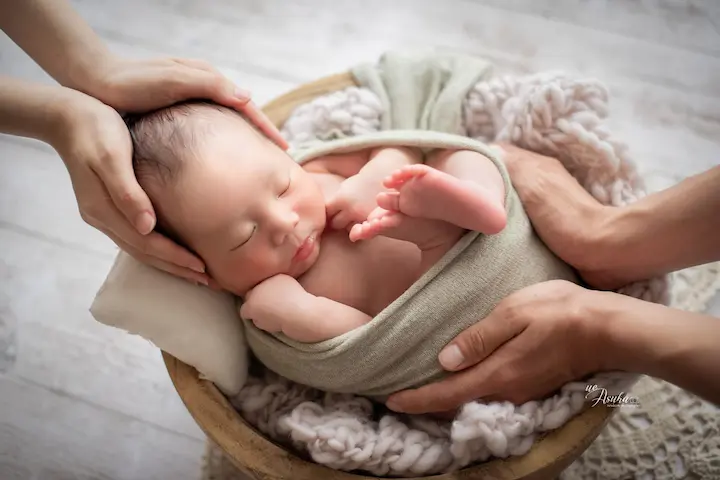 ニューボーンフォト_手に優しく包まれる新生児