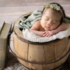 ニューボーンフォト_木製バケツで眠る新生児