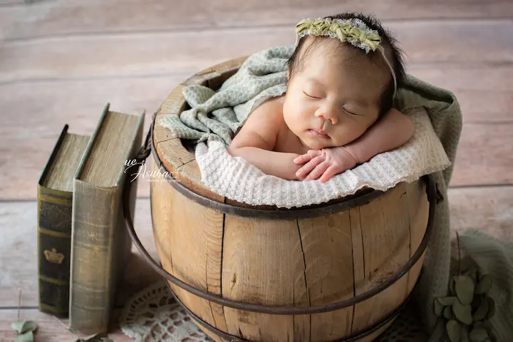 ニューボーンフォト_木製バケツで眠る新生児