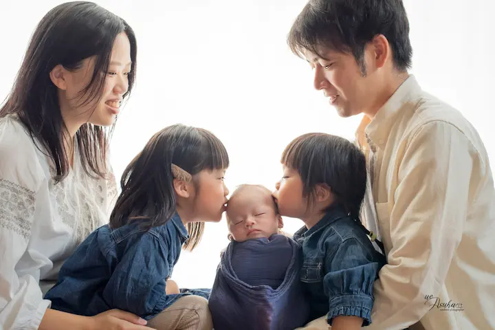 ニューボーンフォト_５人家族で新生児ときょうだいを囲む