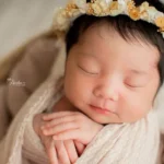 ニューボーンフォト花冠で眠るかわいい新生児