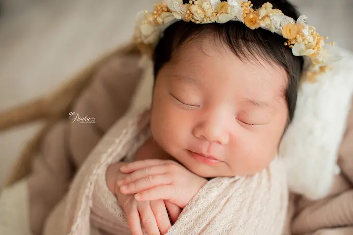 ニューボーンフォト花冠で眠るかわいい新生児