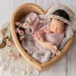 ニューボーンフォト_ハート形のボウルに包まれた赤ちゃん