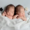 ニューボーンフォト_星のデコレーションの下で眠る双子の新生児