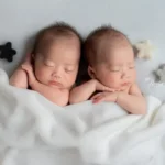 ニューボーンフォト_星のデコレーションの下で眠る双子の新生児