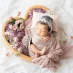 ニューボーンフォト_お花とレースのベールに包まれたピンクのおくるみの新生児2