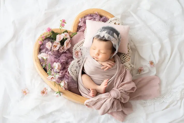 ニューボーンフォト_お花とレースのベールに包まれたピンクのおくるみの新生児2