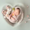 ニューボーンフォト_うさぎとお花に囲まれたハートの中で眠る赤ちゃん