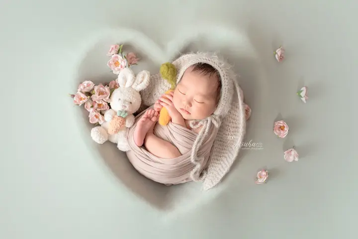 ニューボーンフォト_うさぎとお花に囲まれたハートの中で眠る赤ちゃん