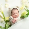 ニューボーンフォト_クマの帽子とテディを抱く新生児