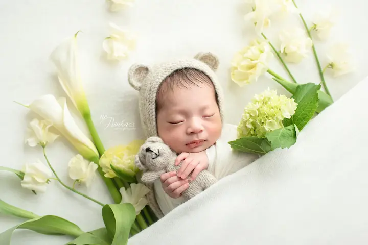 ニューボーンフォト_クマの帽子とテディを抱く新生児