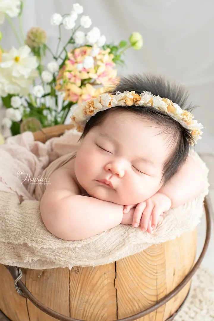 ニューボンフォト_バケツで花冠をかぶる新生児