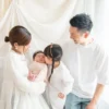 ニューボーンフォト_白イメージのニューボーン家族写真