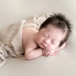 ニューボーンフォト_ベージュの布にくるまれて眠る赤ちゃん1