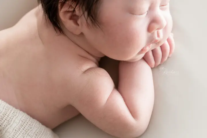 ニューボーンフォト_ベージュの布にくるまれて眠る赤ちゃん1