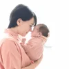 ニューボンフォト_ママと新生児が鼻と鼻を寄せ合う