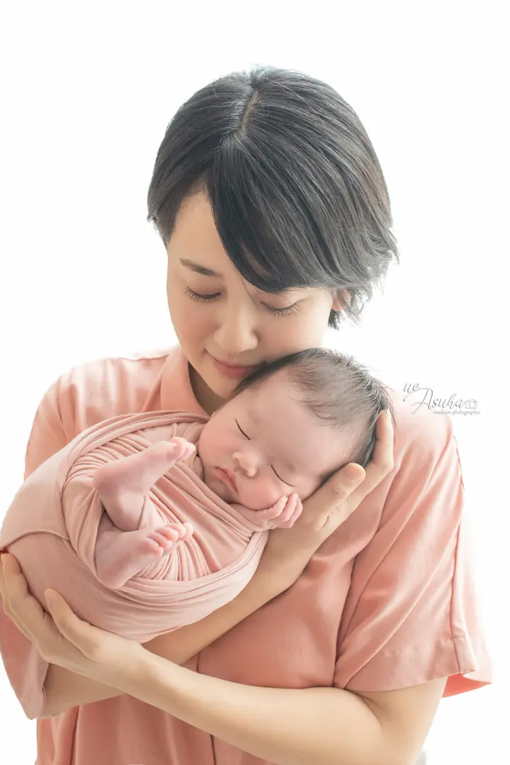 ニューボンフォト_ママが腕の中の新生児を見つめる