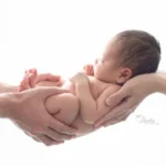 ニューボーンフォト_両親の手に優しく抱かれる新生児01