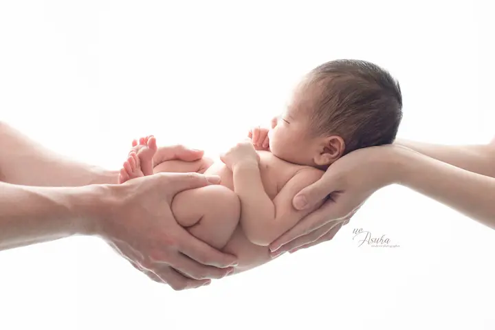 ニューボーンフォト_両親の手に優しく抱かれる新生児01