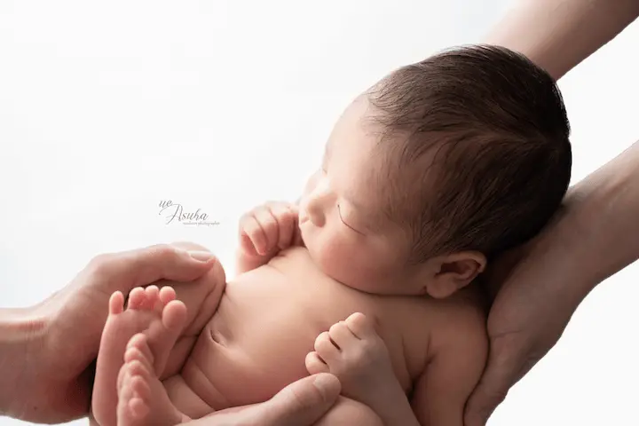 ニューボーンフォト_両親の手に優しく抱かれる新生児02