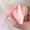 ニューボーンフォト_花のハンモックに浮かぶ新生児の足のディテール