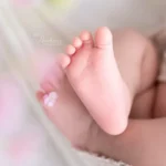 ニューボーンフォト_花のハンモックに浮かぶ新生児の足のディテール