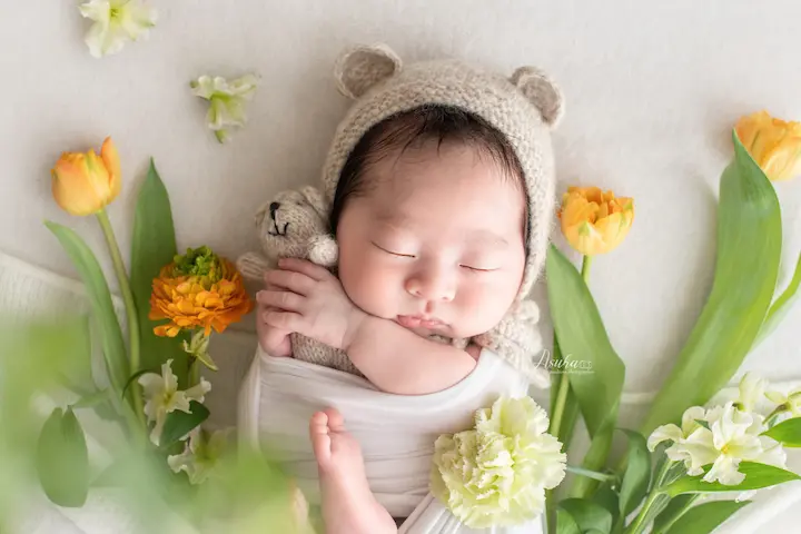 ニューボーンフォト_ベア帽子とぬいぐるみのクマを抱く新生児