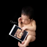 ニューボーンフォト_エコー写真を手に持つ新生児