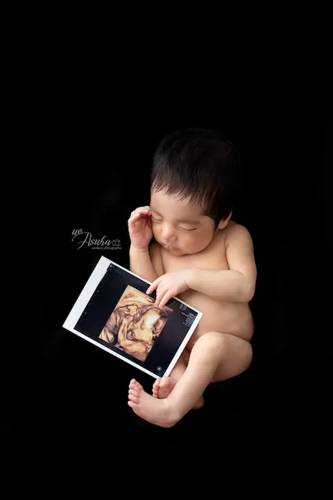 ニューボーンフォト_エコー写真を手に持つ新生児