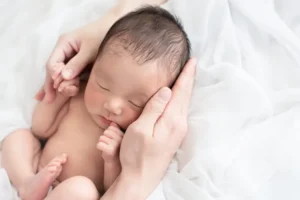河内長野のニューボーンフォト男の子とパパとママの手